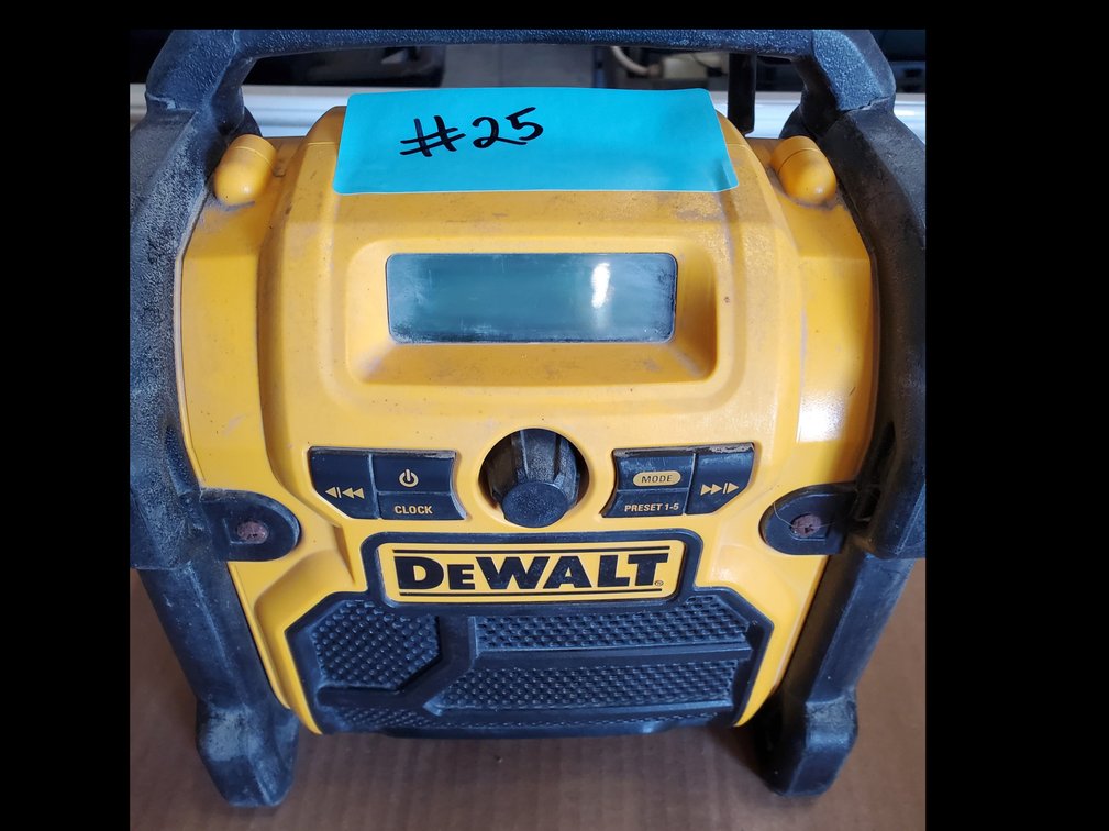 Lot 26: Dewalt radio