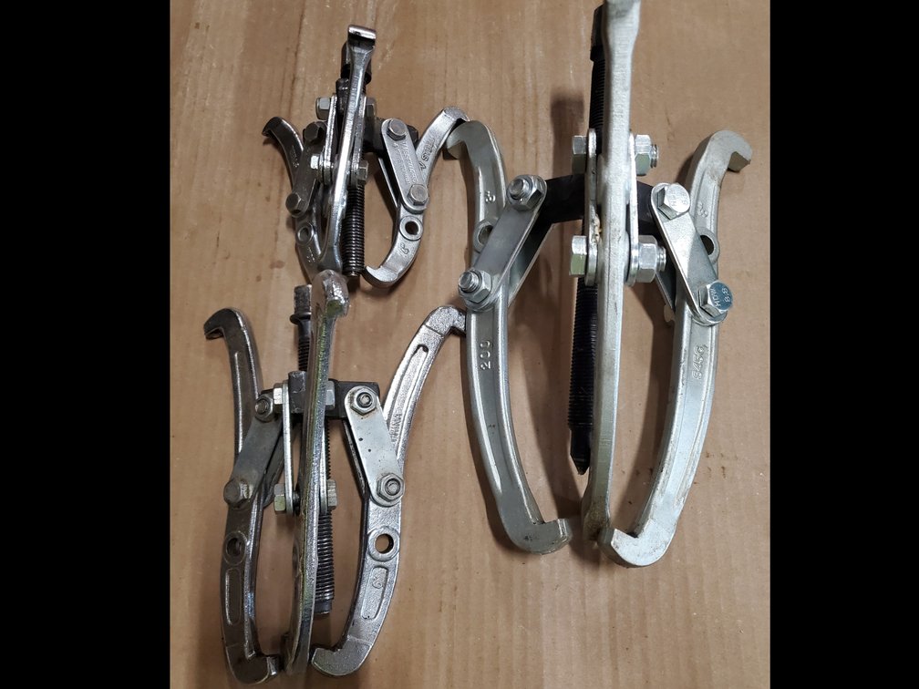 Lot 39: Gear pullers