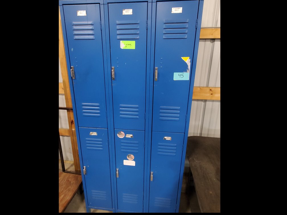Lot 45: Locker cabinet (blue)