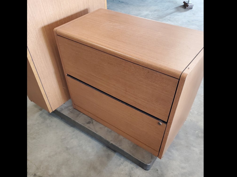 Lot 89: Lateral file cabjnet and book shelf