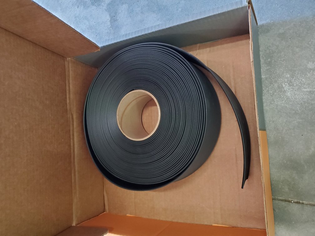Lot 93: Rubber wall base