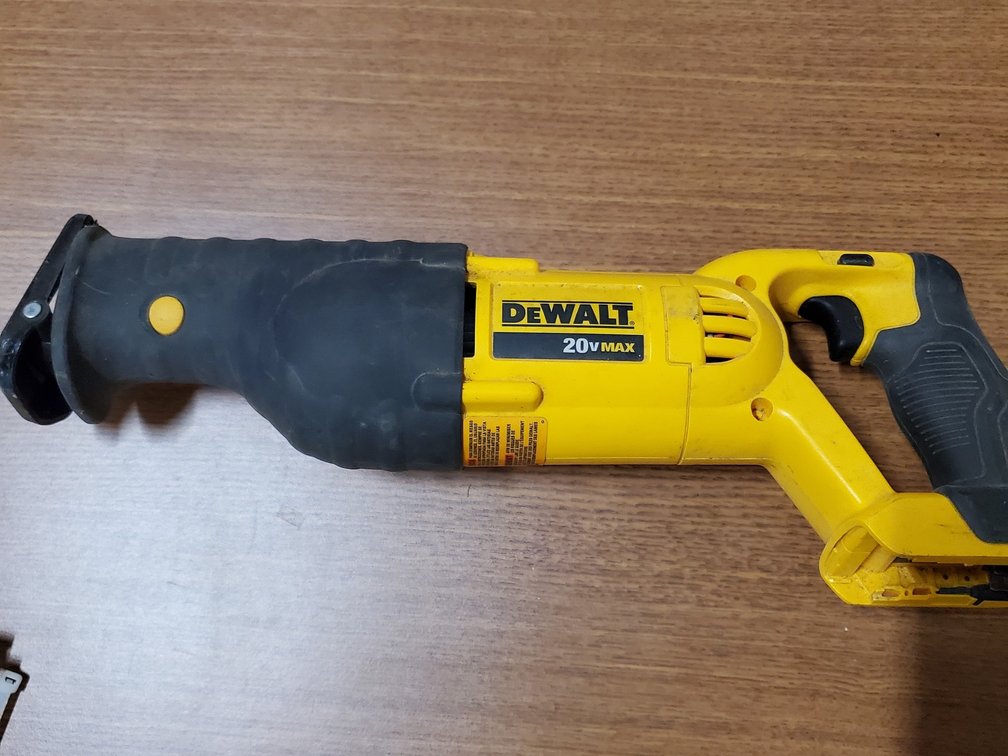 Lot 94: Dewalt sawzall 20v
