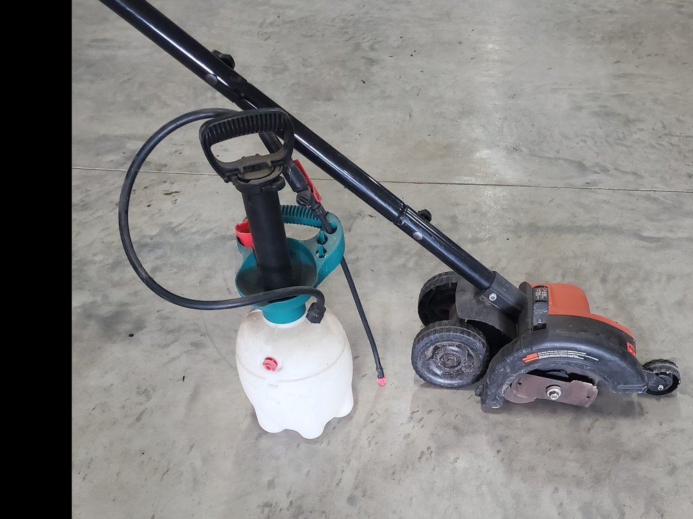 Lot 112: Lawn edger & sparyer