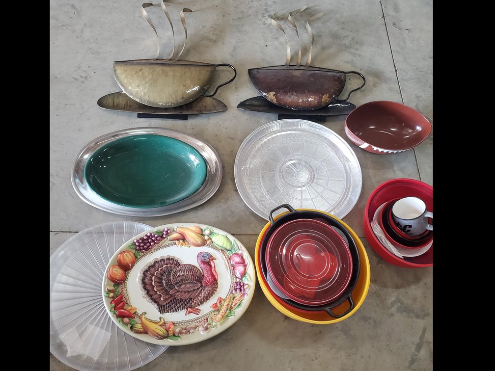 Lot 121: Home decor/ kitchen 