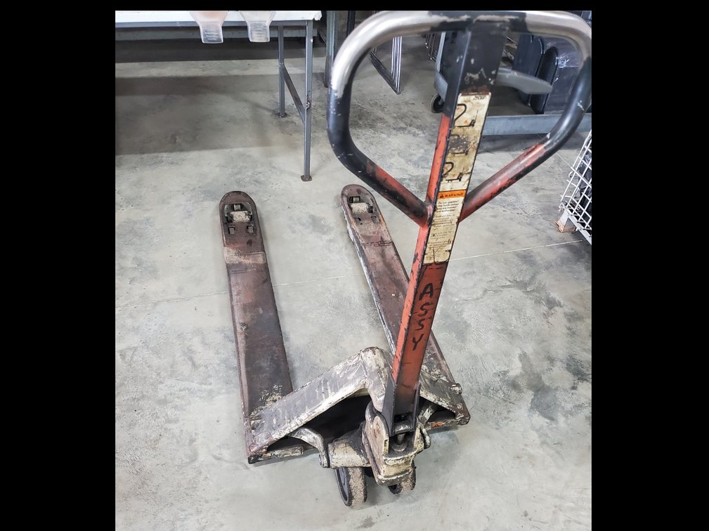 Lot 124: Crown pallet jack