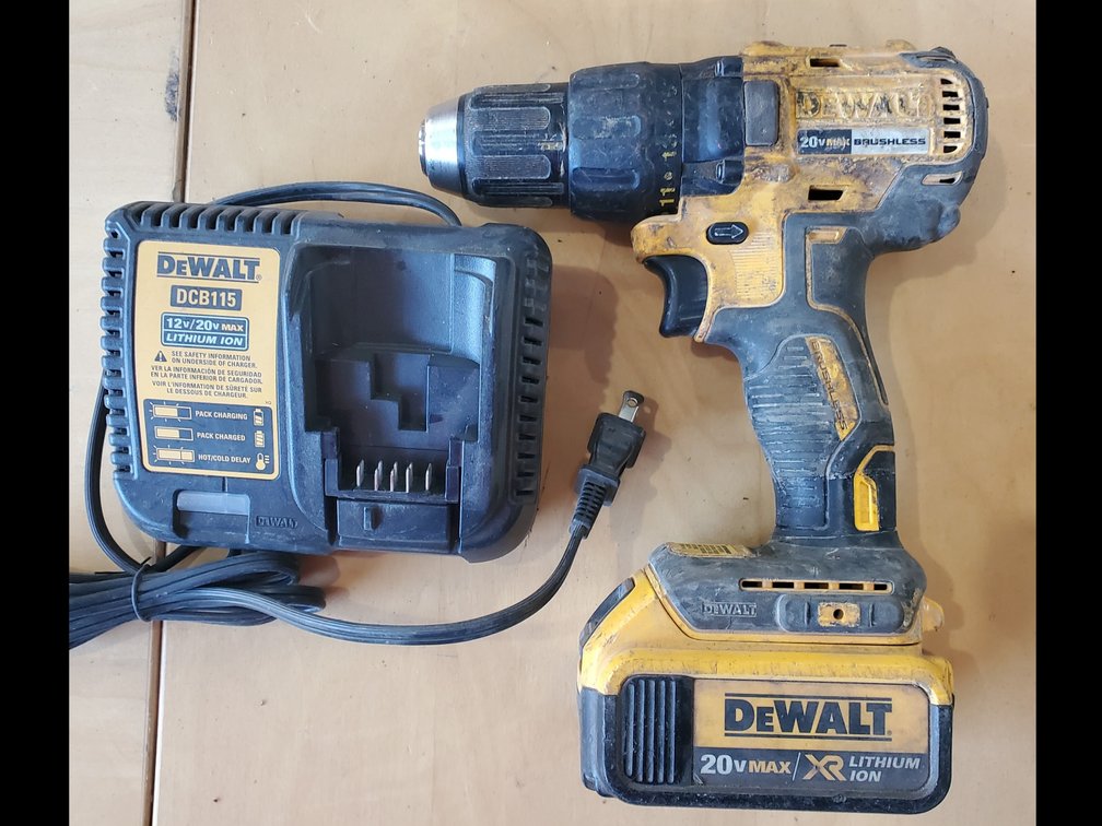 Lot 55: Dewalt 20v max brushless drill kit
