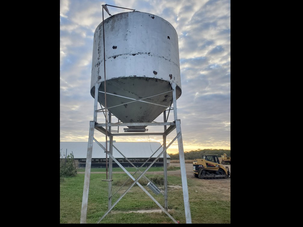 Lot 117: Overhead bulk feed bin