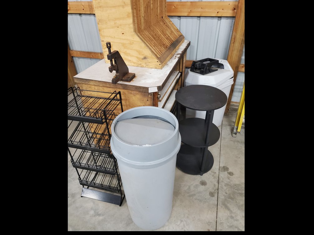 Lot 108: Trash cans,cart and shelves