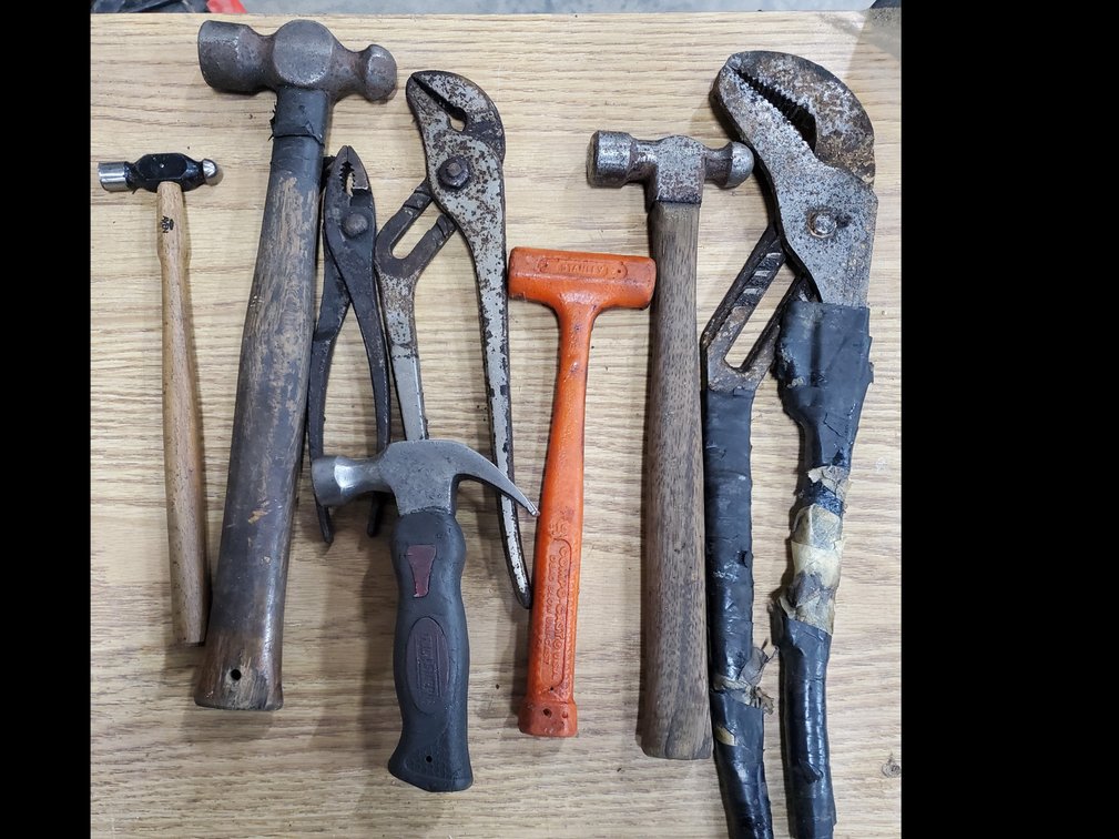 Lot 17: Assorted hand tools