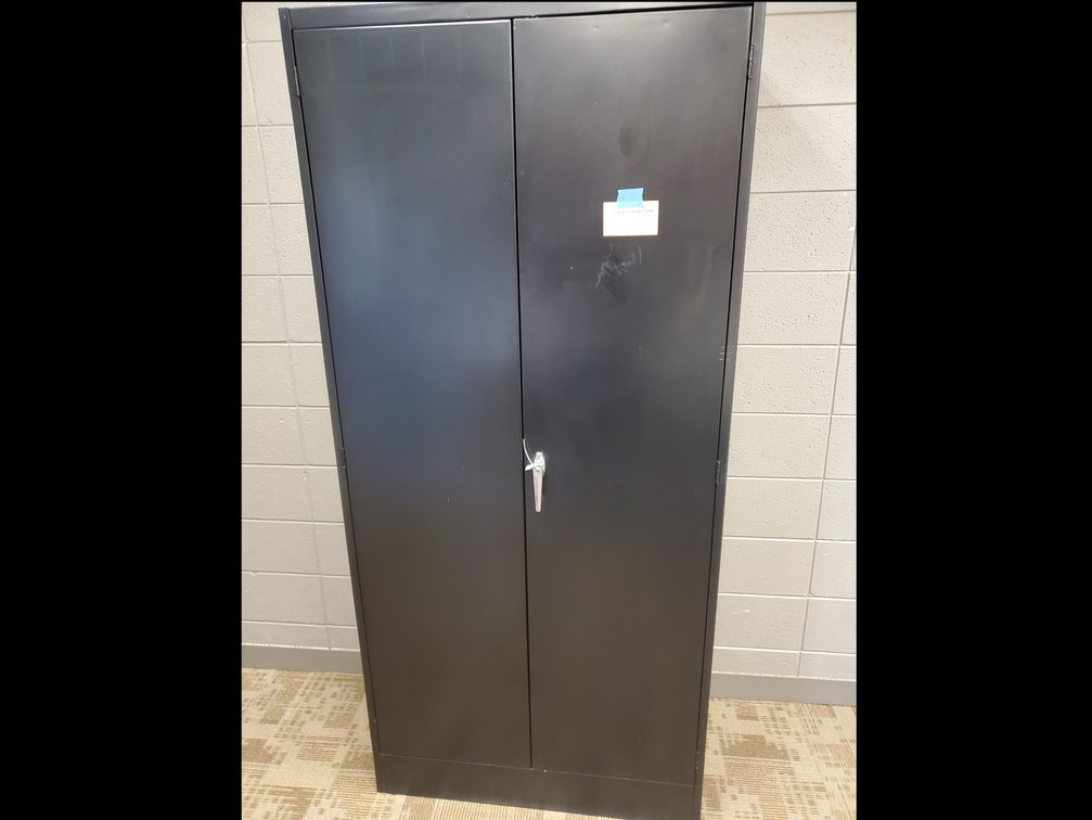 Lot 84: Metal storage cabinet 