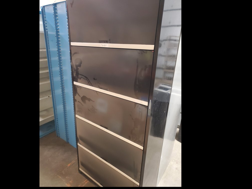 Lot 61: Metal storage cabinet 