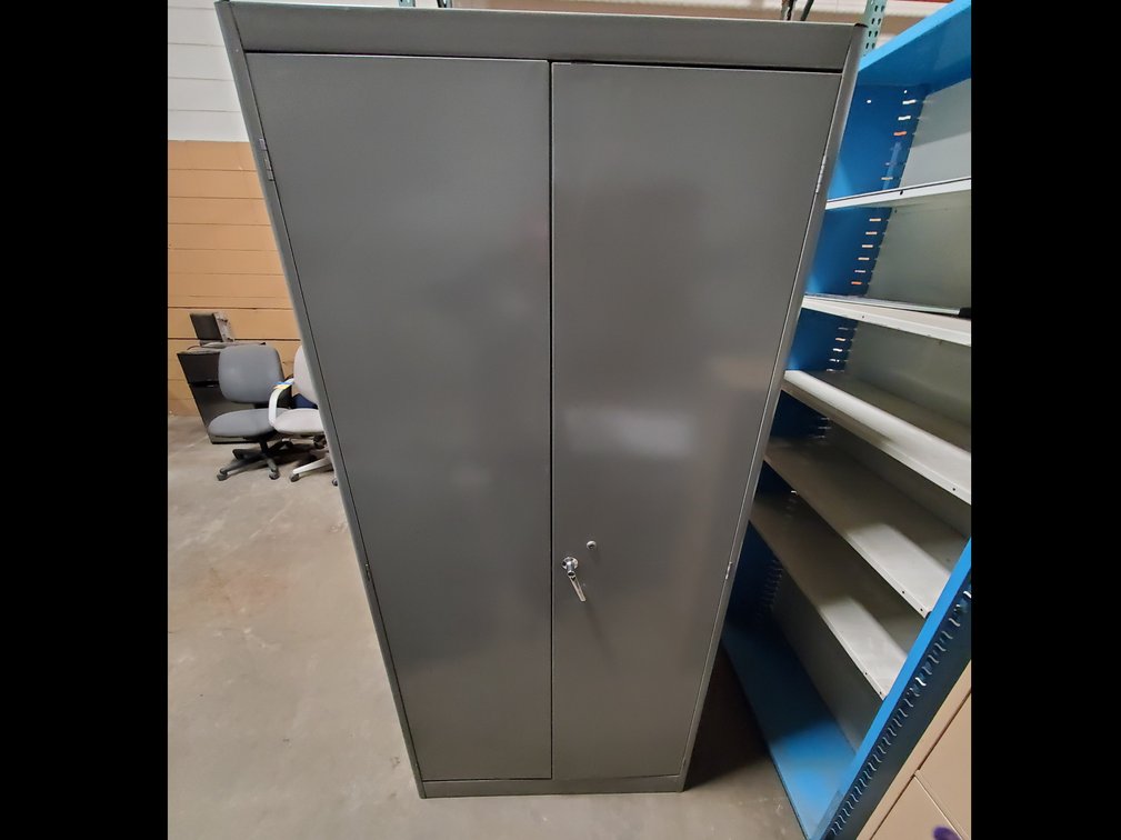 Lot 65: Metal storage cabinet 