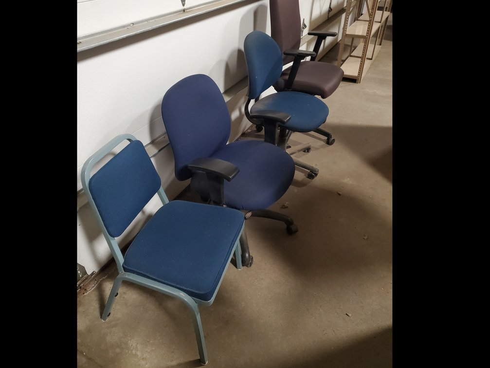 Lot 105: Misc office chairs 