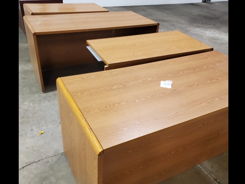 Lot 111: Desks