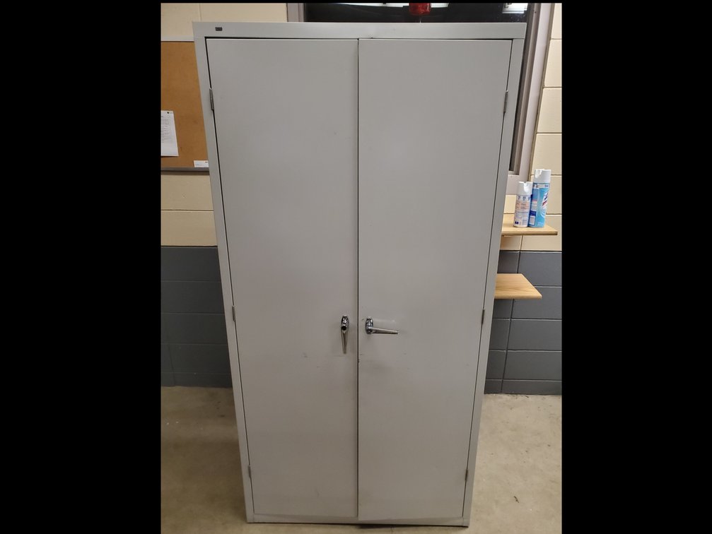Lot 121: Metal storage cabinet 