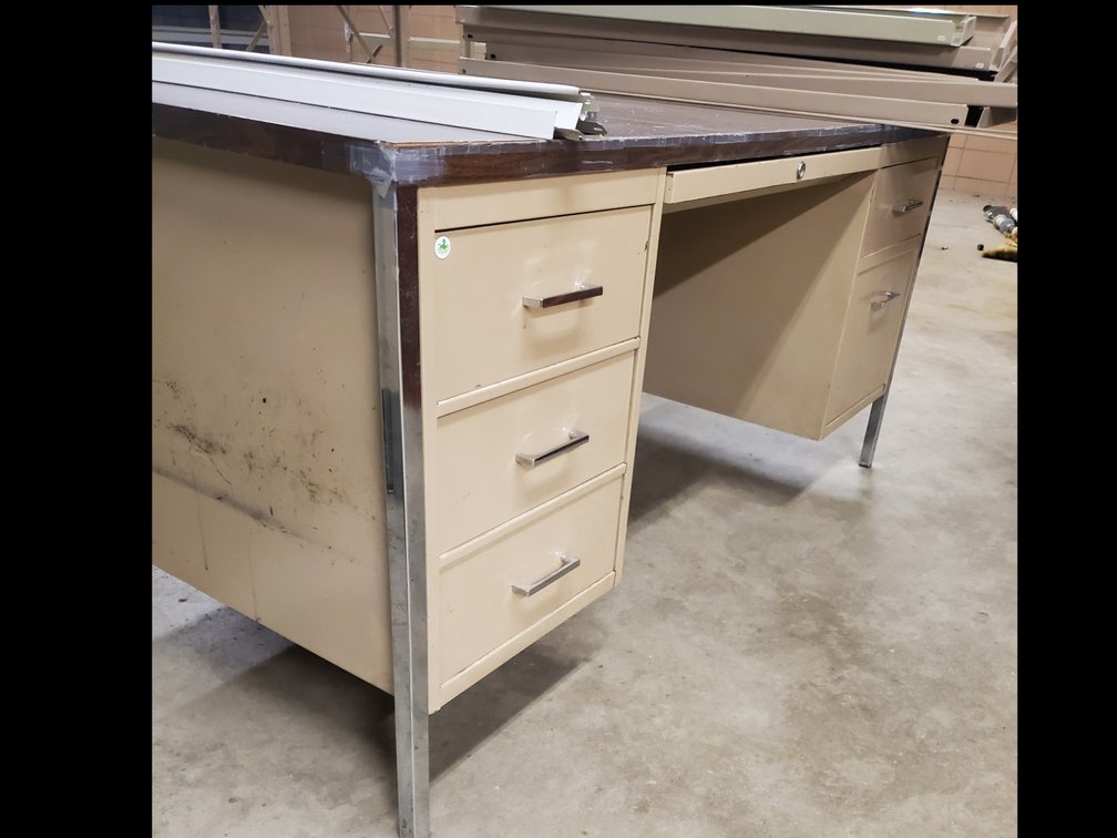 Lot 124: 2 desks