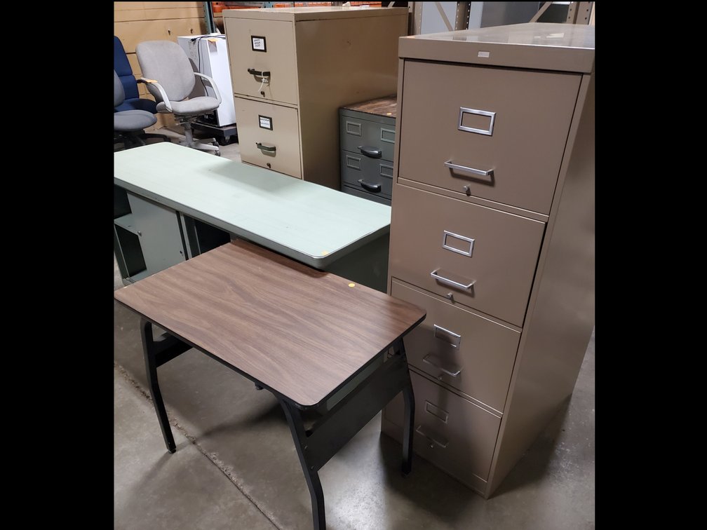 Lot 129: File cabinets and desks 1 lot