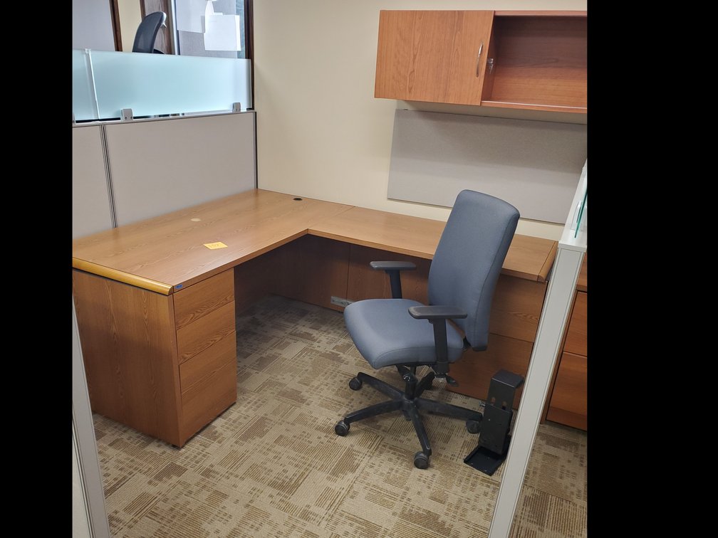 Lot 137: Office desk with chair and upper cabinet 