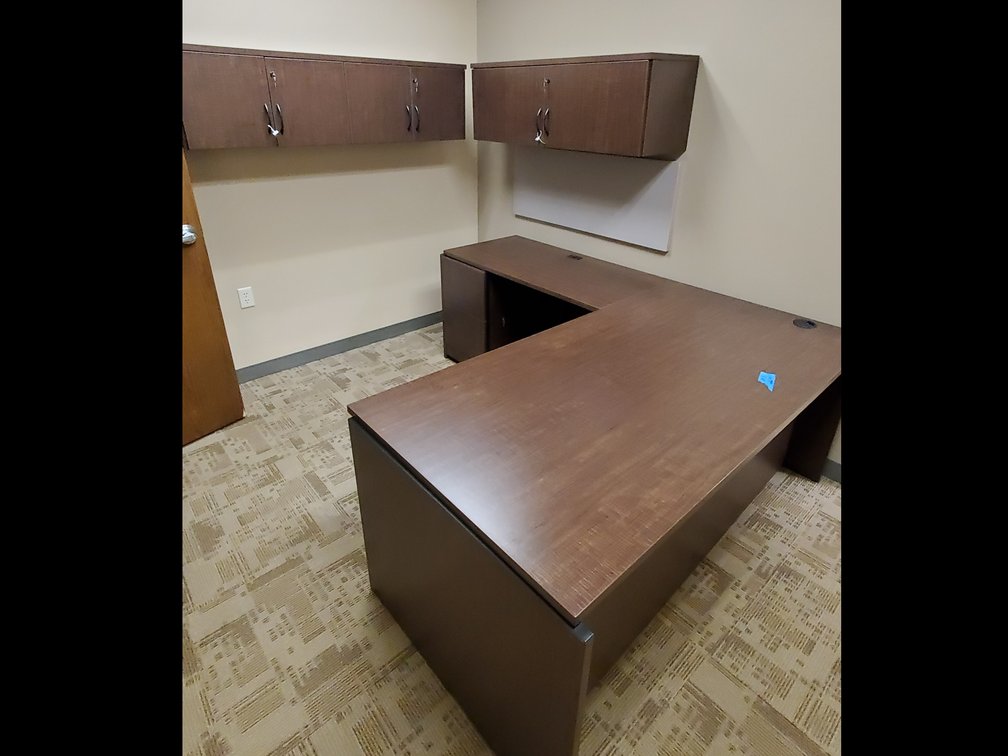 Lot 146: Contents of room