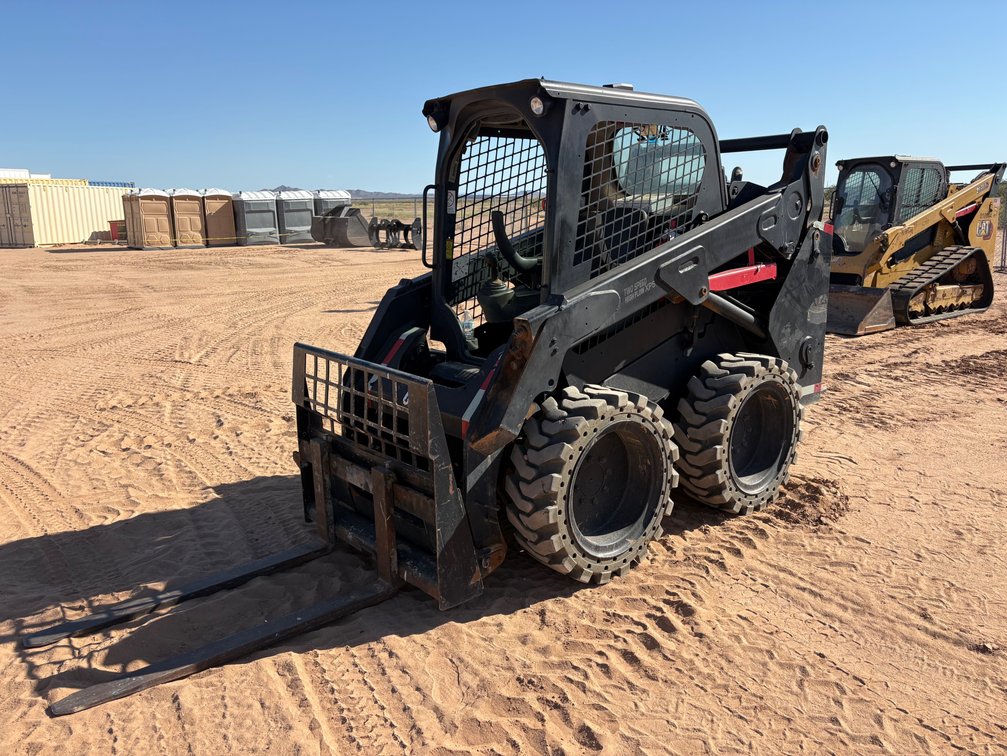 Caterpillar 242D Skid Steer Loader w/ Pallet Forks