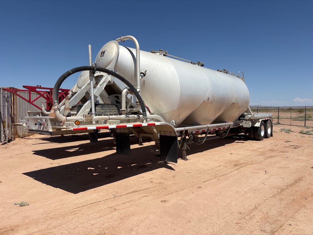 Trail King APB 1033 Pneumatic Dry Bulk Tank Trailer