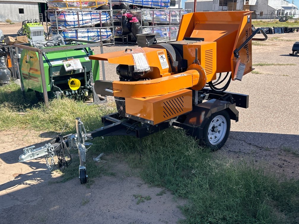 Landhonor Towable Wood chipper