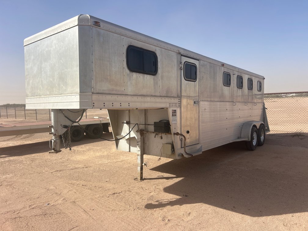 WW 3 Horse Trailer With Living Compartment