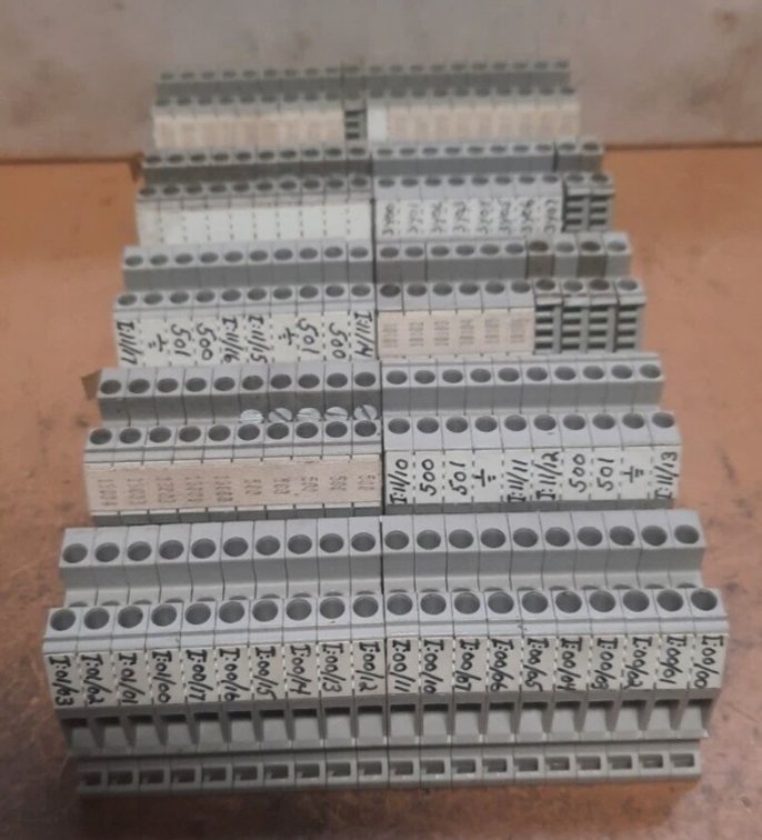 Lot of (500) Allen Bradley Terminal Blocks (600V)