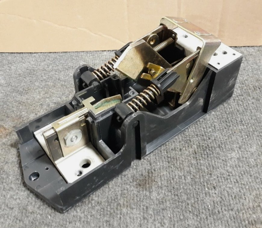 Lot of (12) General Electric Spectra Series ADS Disconnect/Breaker Assembly