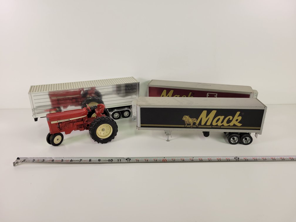 Diecast MACK Semit Trailers & International Tractor
