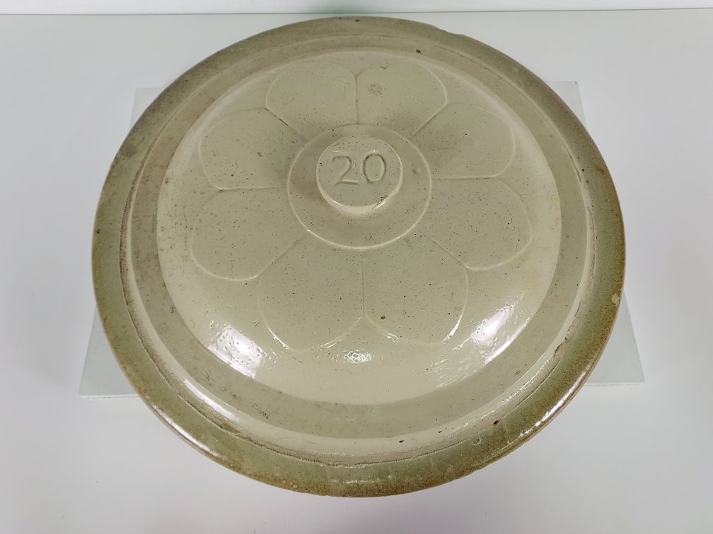 20 Gallon Red Wing Button-Top Daisy Petal Crock Lid