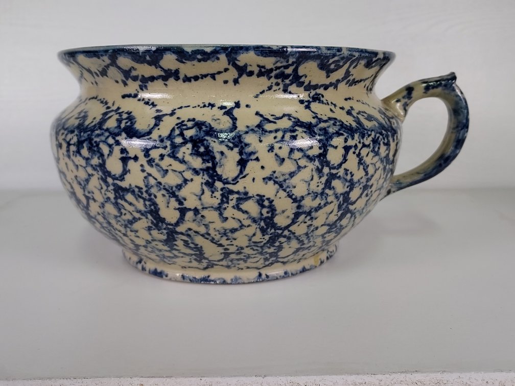 10" Red Wing Spongeware Chamber Pot with Handle