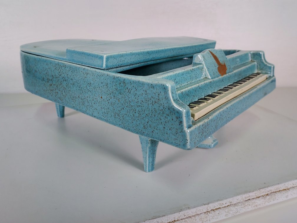 Red Wing Grand Piano Planter in Nile Blue Fleck [M-1525]