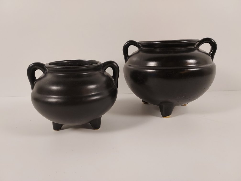 2 Black Cauldron RRP Planters