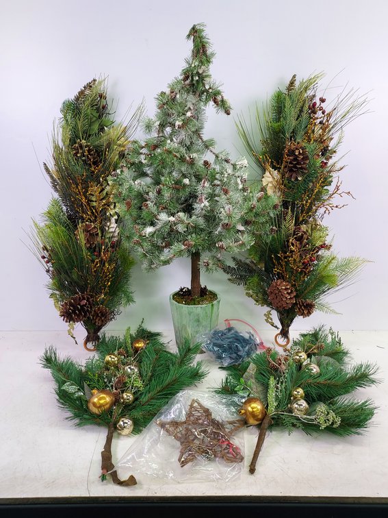 Christmas Tree with (4) Wall Hanging Decorations