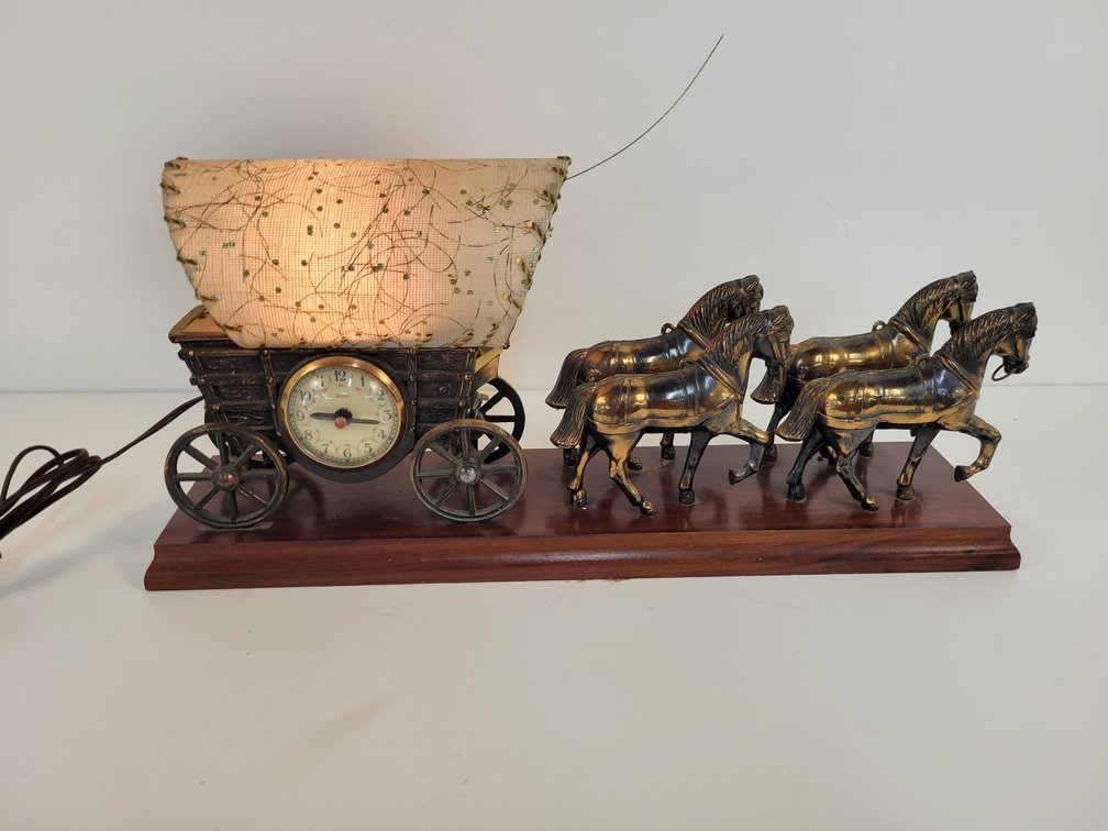 Mid-Century United Covered Wagon Clock / TV Lamp