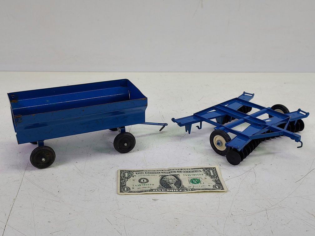 ERTL 1/16 Scale Wagon & Disc Harrow