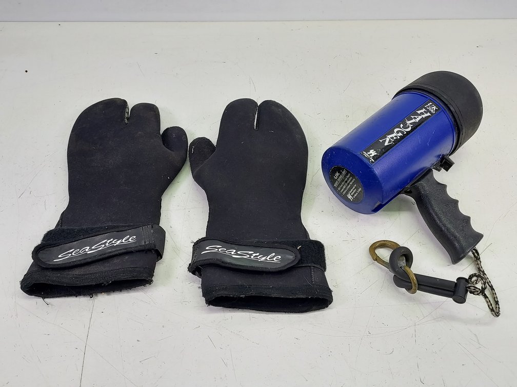 UK1200 Halogen Night Diving Light & Sea Style Glove