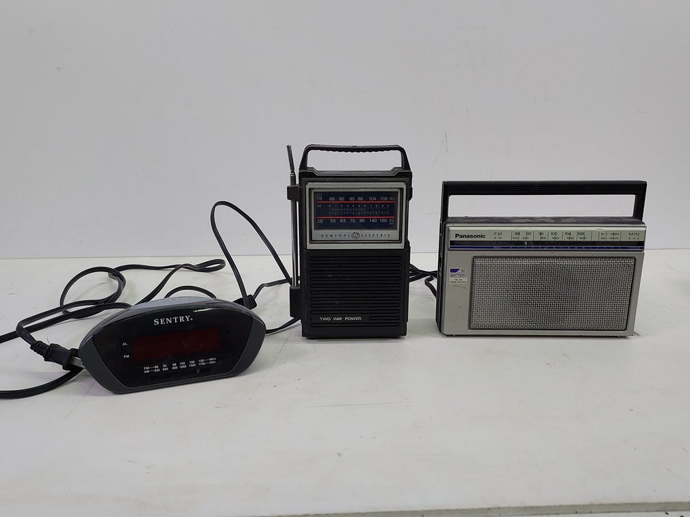 (2) Vintage Radios & Sentry Alarm Clock