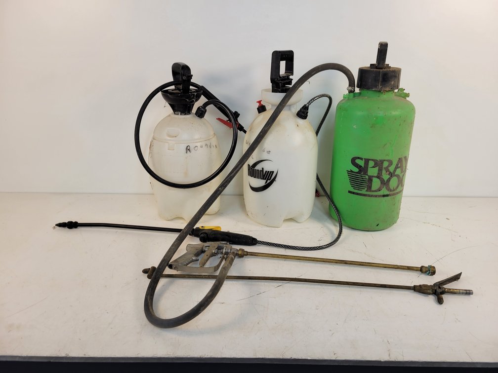 (3) Garden Pressure Sprayers