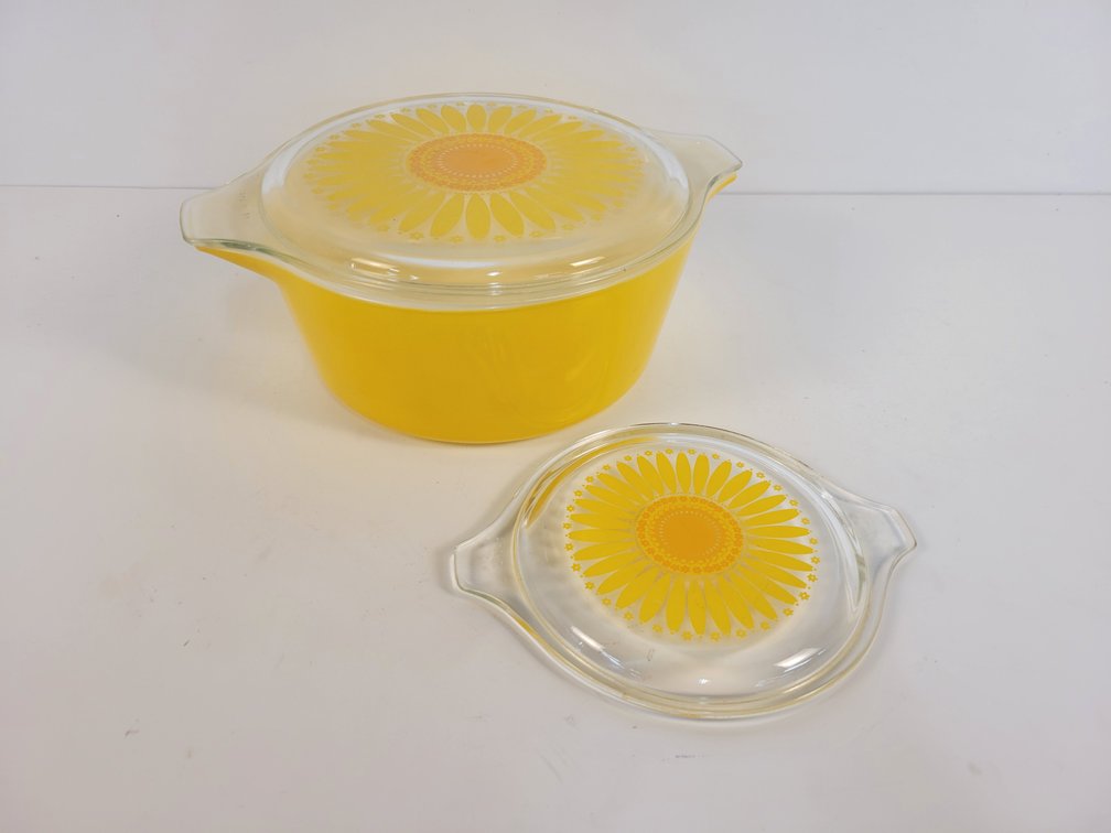 PYREX "Daisy" 2.5 Quart Casserole with Cover