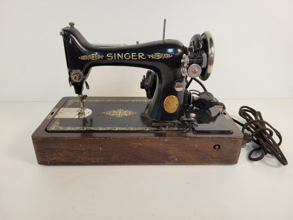 1910 Singer Sewing Machine Model No. 66