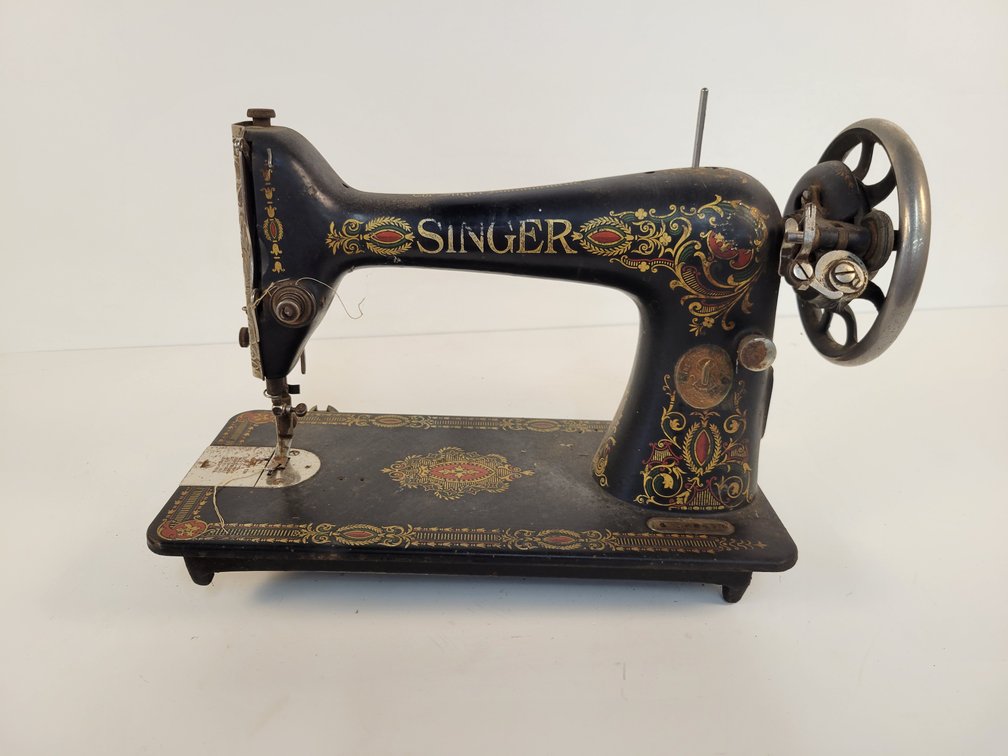 1917 Singer Sewing Machine Model No. 66
