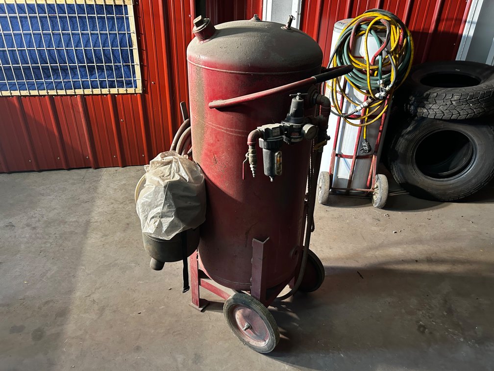 Large sandblasting tank