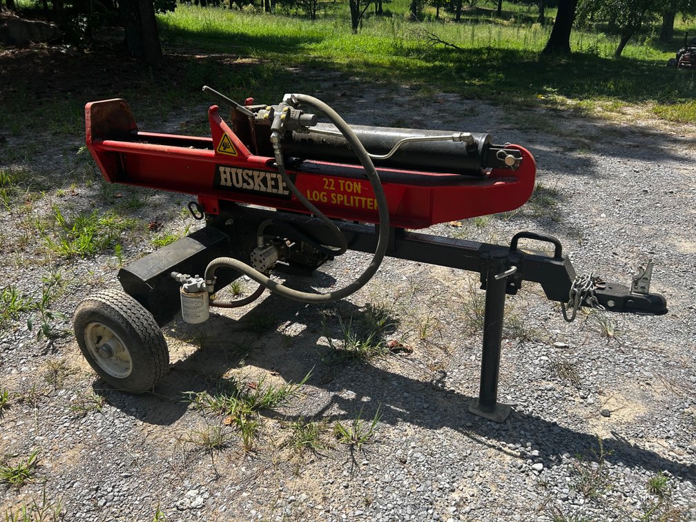 Huskee 22 ton hydraulic log splitter