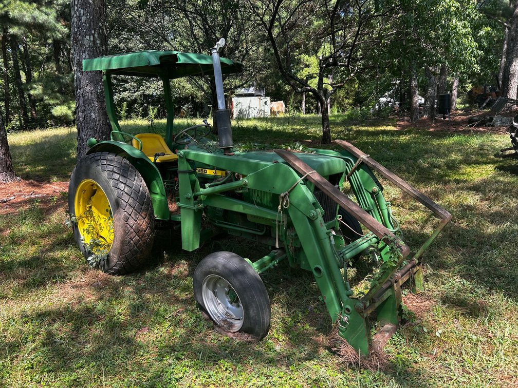 John Deere 950 tractor with loader