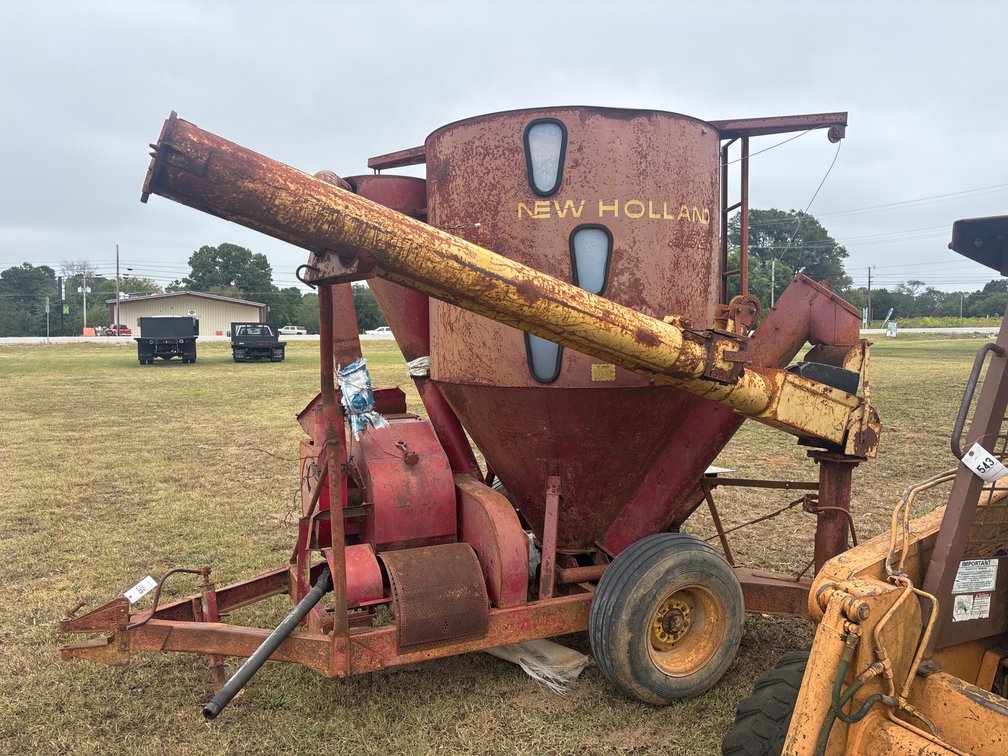 New Holland 352 Mixer