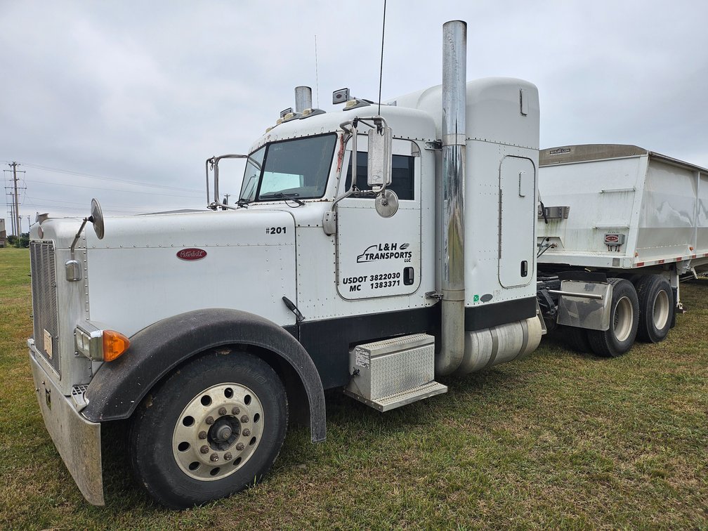 2005 Peterbilt 379 sleeper semi truck