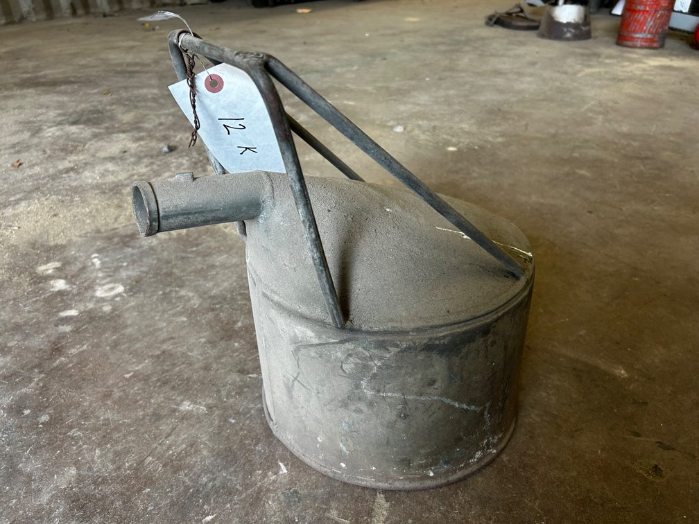 Vintage metal oil filler can