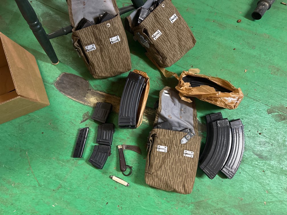 25-AK Magazines  , 2- knives, 3- short mags and colt 10 mm mag